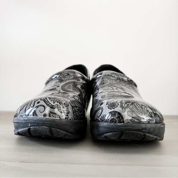 Nurse Mates Women's Bryar Black Gray Paisley Patent sz 8.5 - Picture 6 of 11